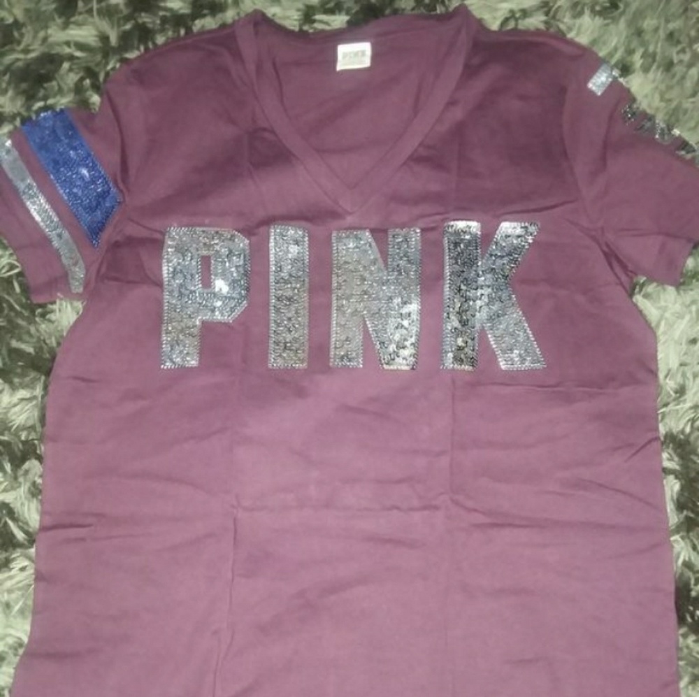 New V neck  tee large
